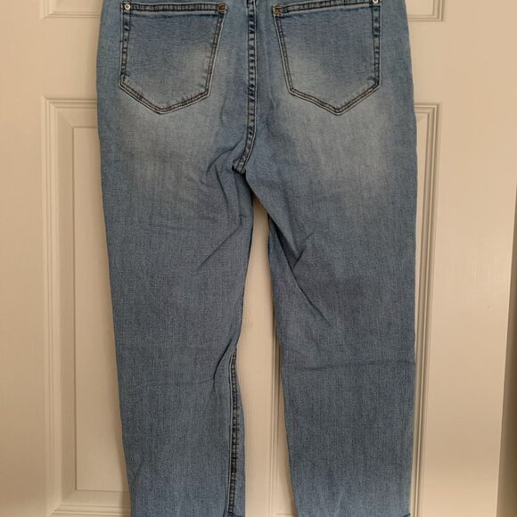 C&C California Cropped Distressed Jeans - Picture 3 of 9